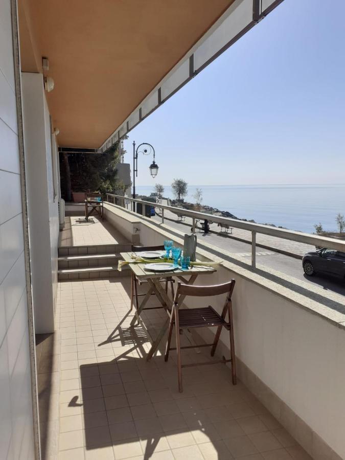 Cadorna Fronte Mare Apartment Аласио Екстериор снимка